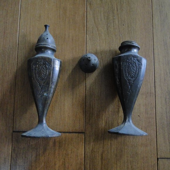 Antique Salt & Pepper  Silver Plate shakers - Picture 3 of 3